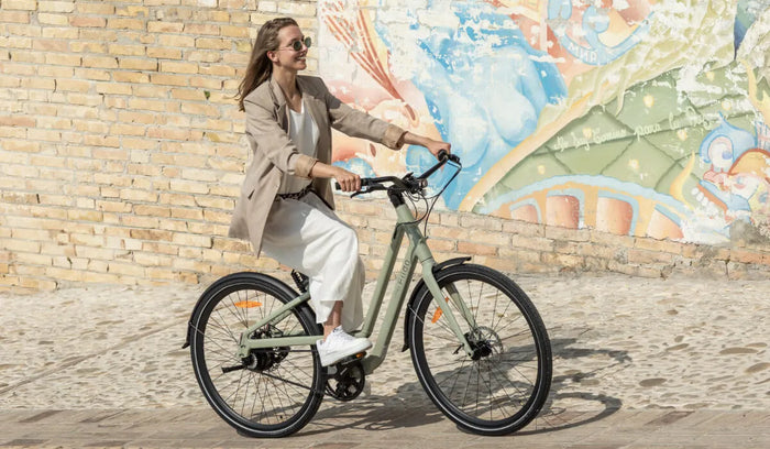 Een vrouw rijdt op straat op een Fiido C700 elektrische fiets.