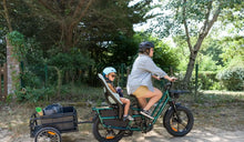 Een moeder neemt haar kind mee op een Fiido T2 longtail elektrische fiets.