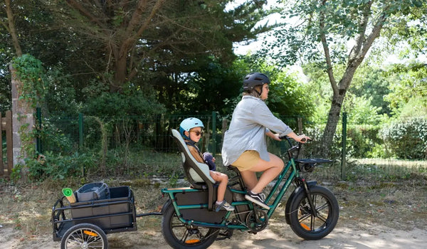 Een moeder neemt haar kind mee op een Fiido T2 longtail elektrische fiets.