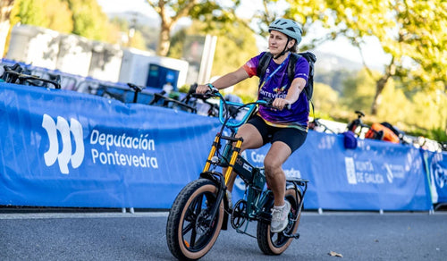 Medewerker van World Triathlon 2026 rijdt op een Fiido M1 Pro e-bike in Pontevedra, Spanje