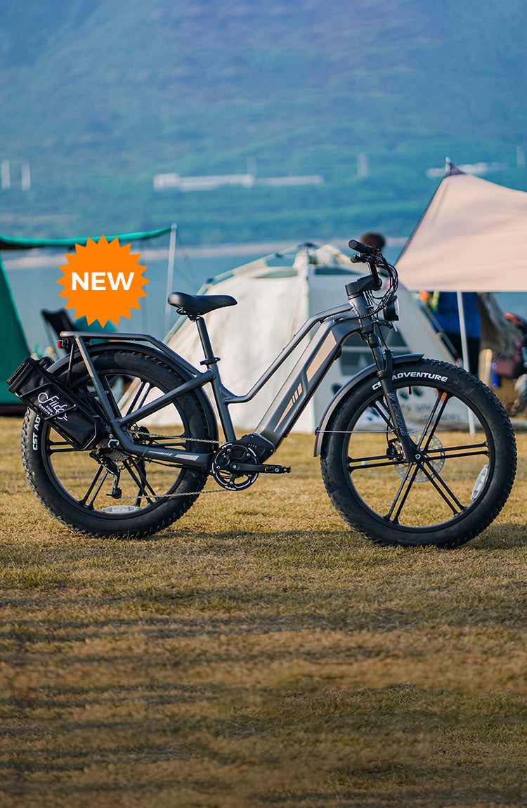 Een Fiido Titan elektrische fiets staat geparkeerd naast een tent - m