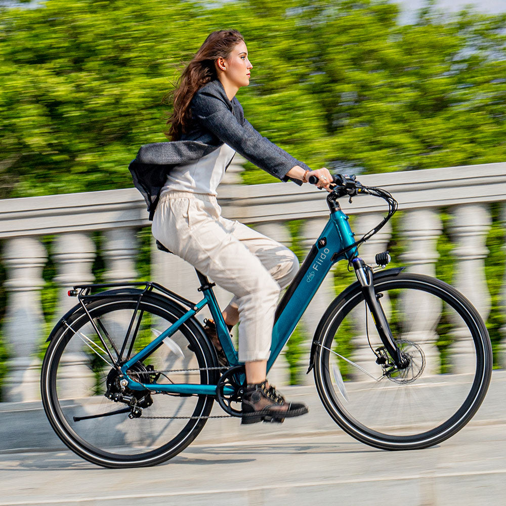 Vrouw Rijdt op Fiido C11 Stadsfiets E-bike