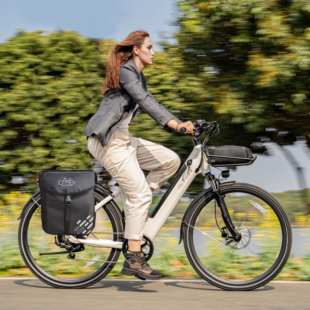 Vrouw Rijdt op Fiido C11 Stadsfiets E-bike met Tas en Voorste Mand