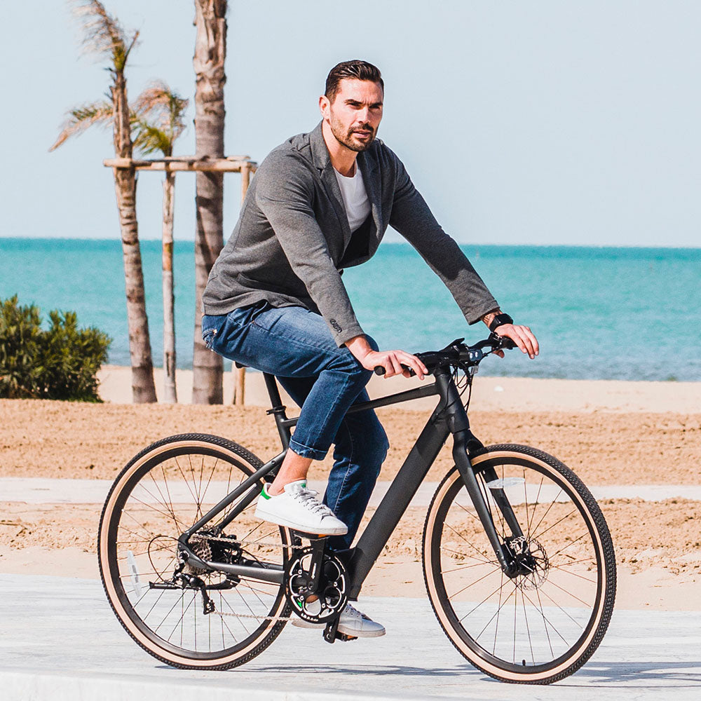 Man Rijdt op Fiido E-Gravel C21 Elektrische Fiets