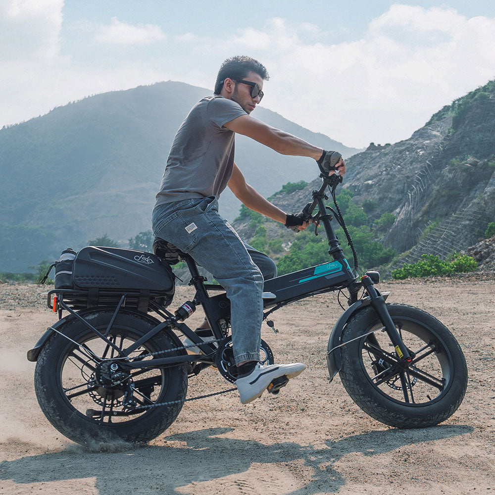 Fiido M1 Pro - Vouwbare Elektrische Fietsen met Dikke Banden in het Bos Zijaanzicht