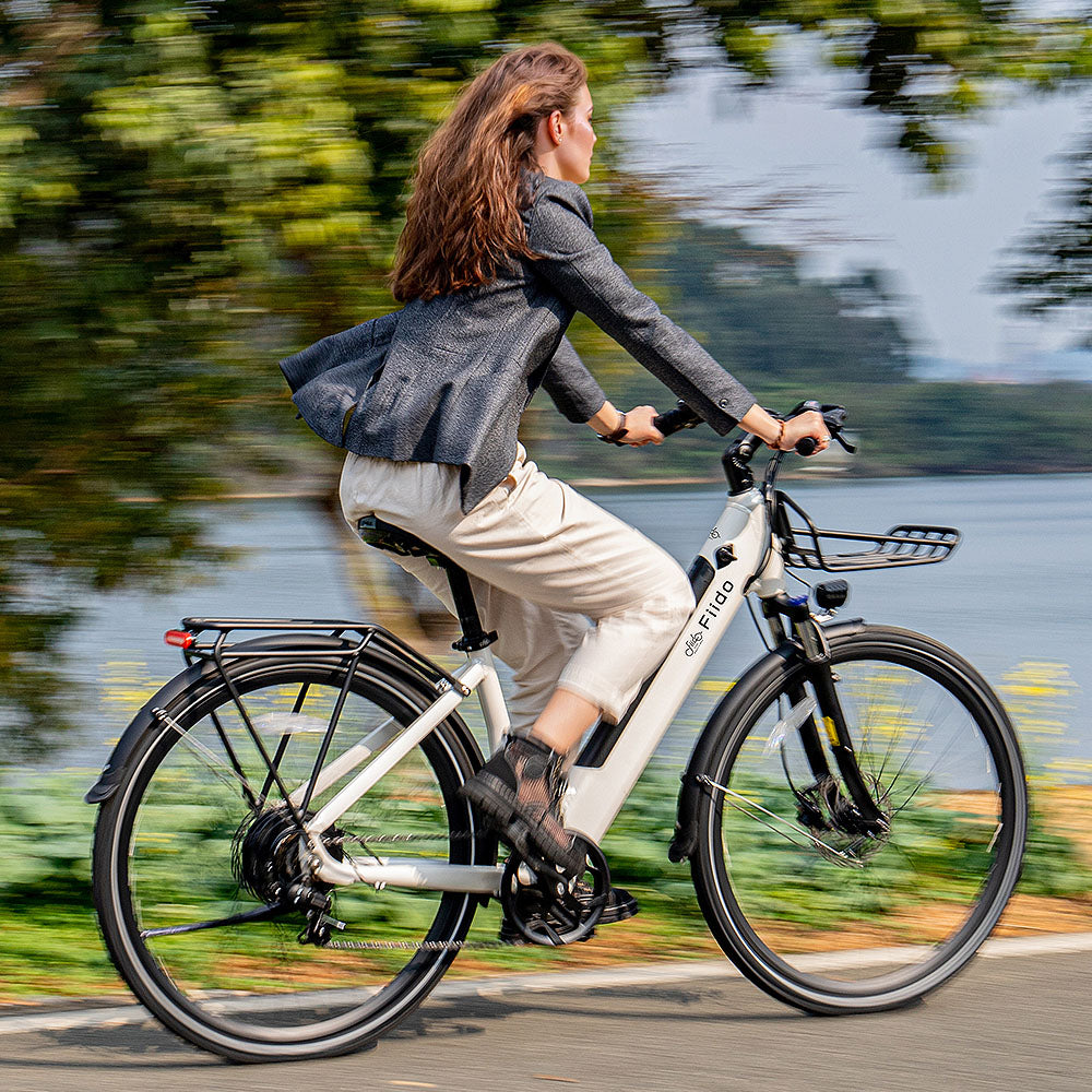 Vrouw Rijdt op Witte Fiido C11 Stadsfiets E-bike