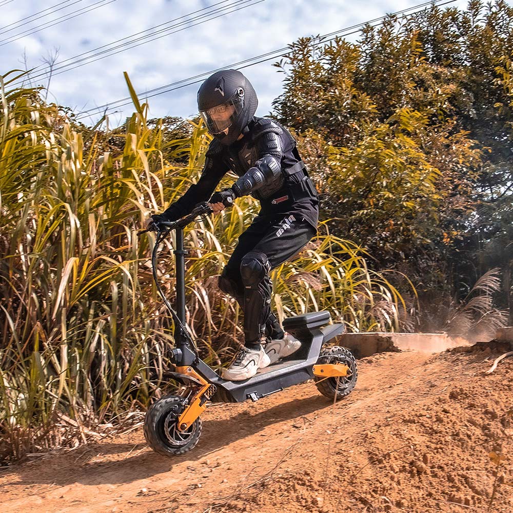 Man rijdt offroad met de Fiido Beast elektrische scooter