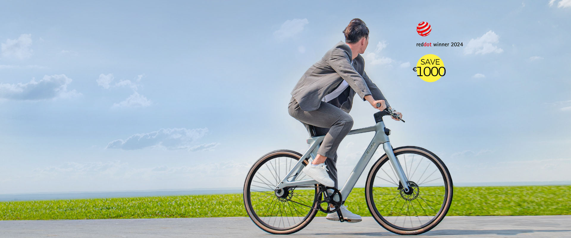 Een man in grijze kleding rijdt op een Fiido Air elektrische fiets op de snelweg - pc
