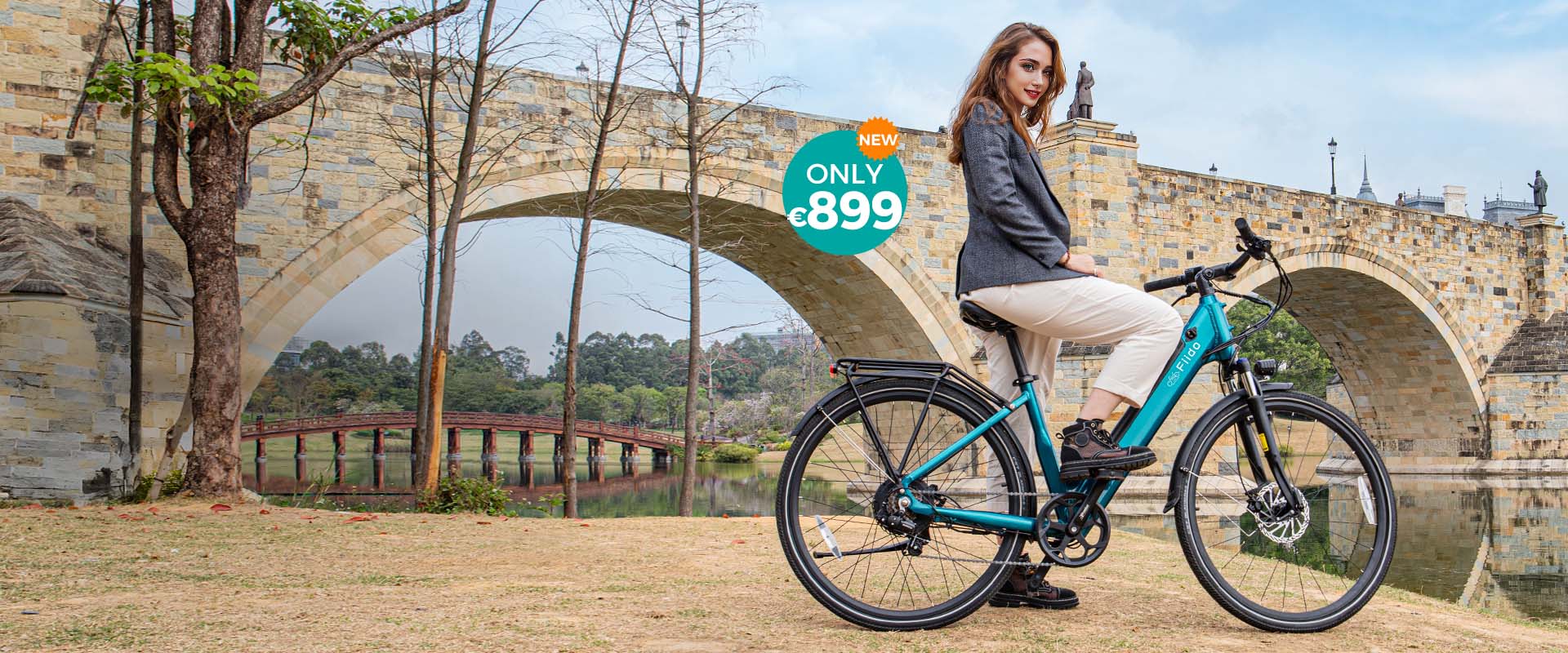 Een vrouw rijdt op een Fiido C11 elektrische fiets langs de rivier onder een brug - pc