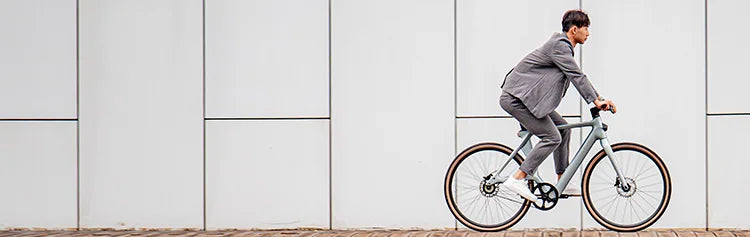 Man rijdt op een Fiido Air elektrische fiets van koolstofvezel