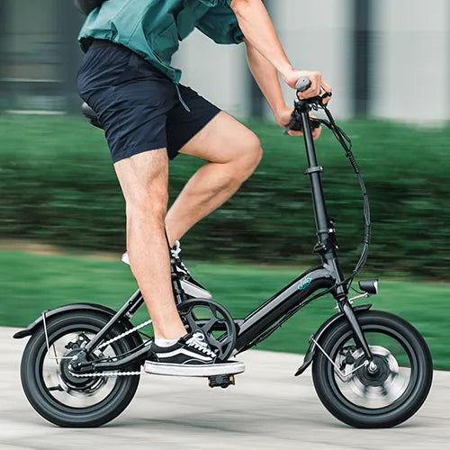 Man rijdt op een Fiido mini e-bike