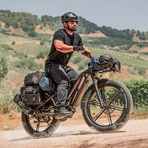 Man fietst bergop met een Fiido tourfiets