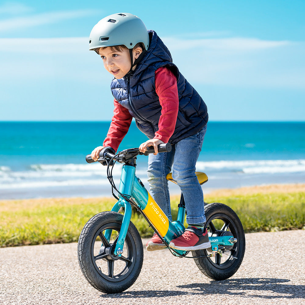 Kid rijdt op de elektrische loopfiets Fiido Kidz