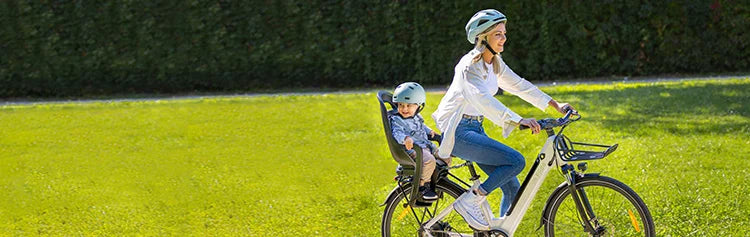 Moeder rijdt met haar kind op de elektrische fiets Fiido C11