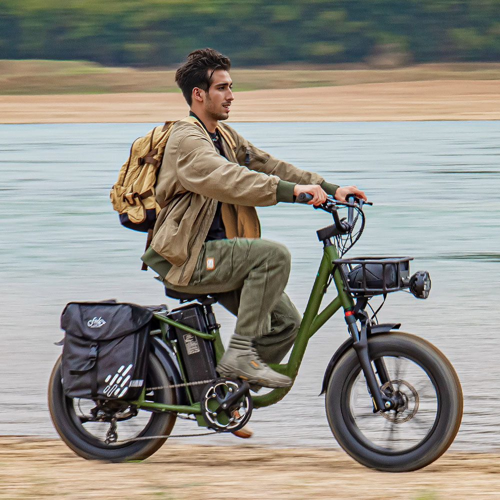 Man Rijdt op Fiido T1 Pro: Krachtige Elektrische Vrachtfiets langs de Rivier